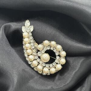 Vintage Faux Pearl & Rhinestone Brooch – Teardrop Leaf Design